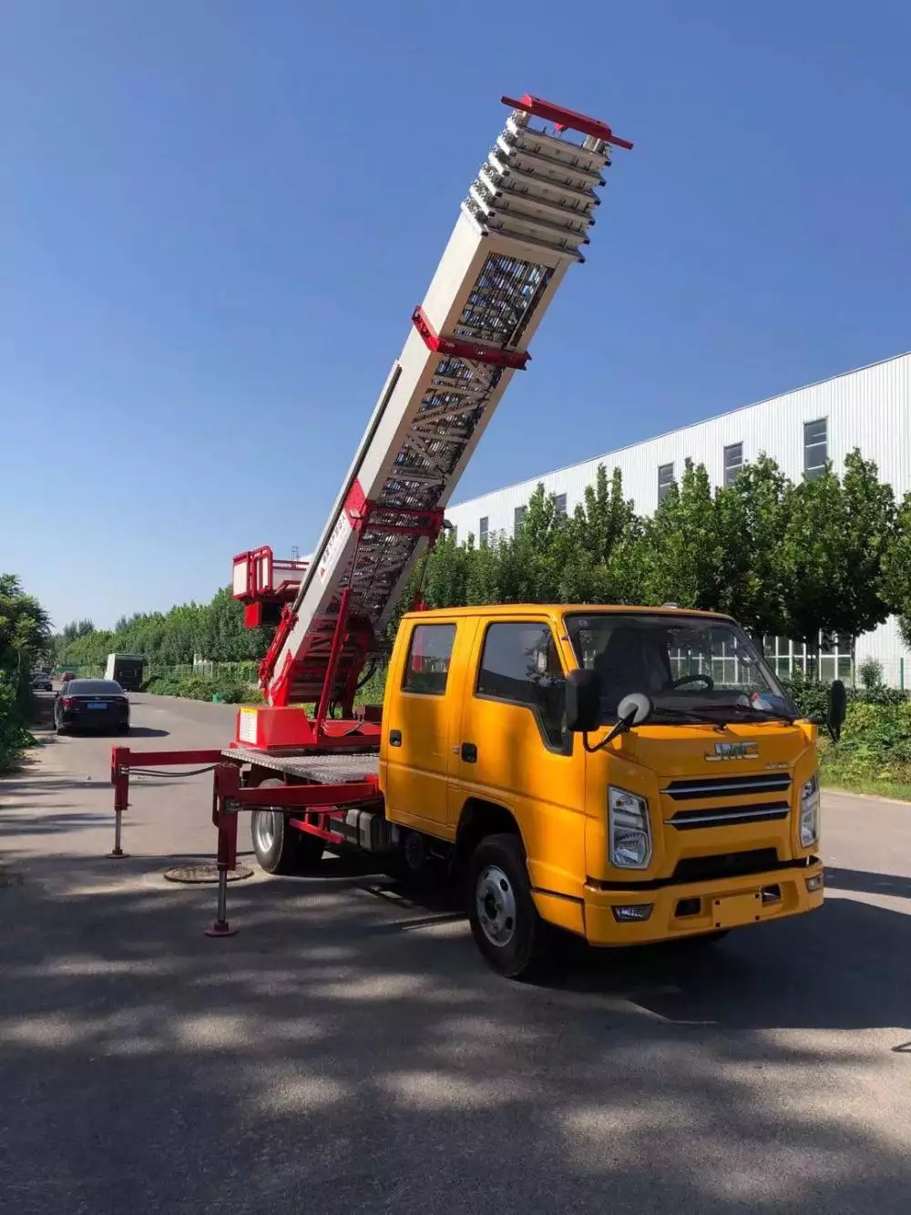 工业园区附近的云梯车出租服务：轻松解决高空作业需求