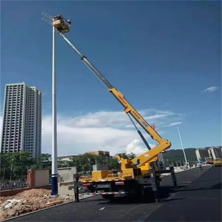 工业园区维修路灯的曲臂升降车出租