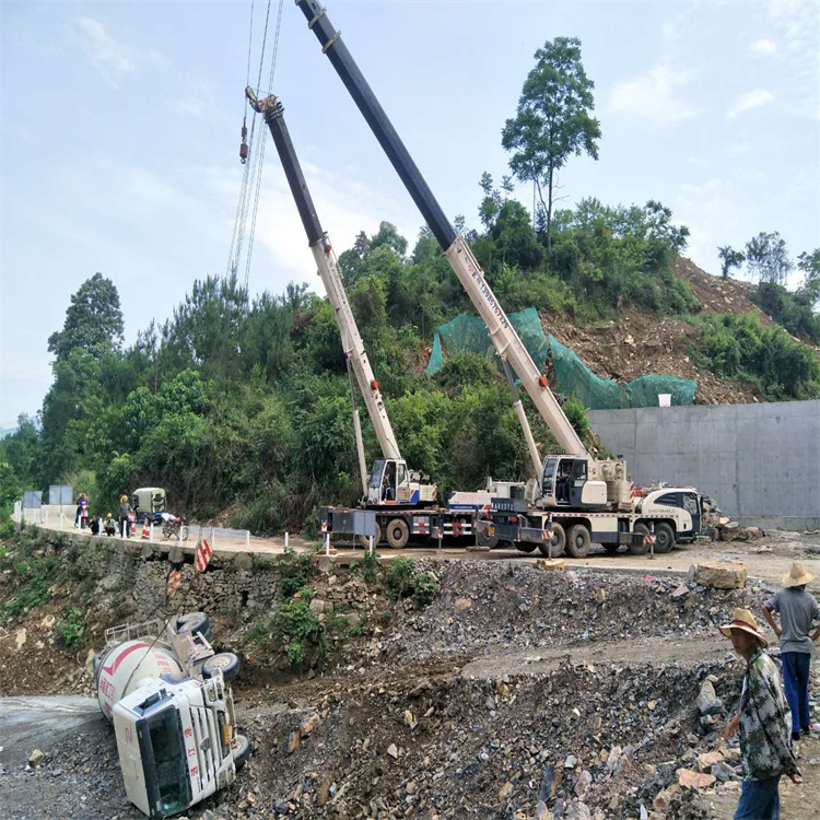 工业园区汽车掉沟里叫吊车救援要多少钱