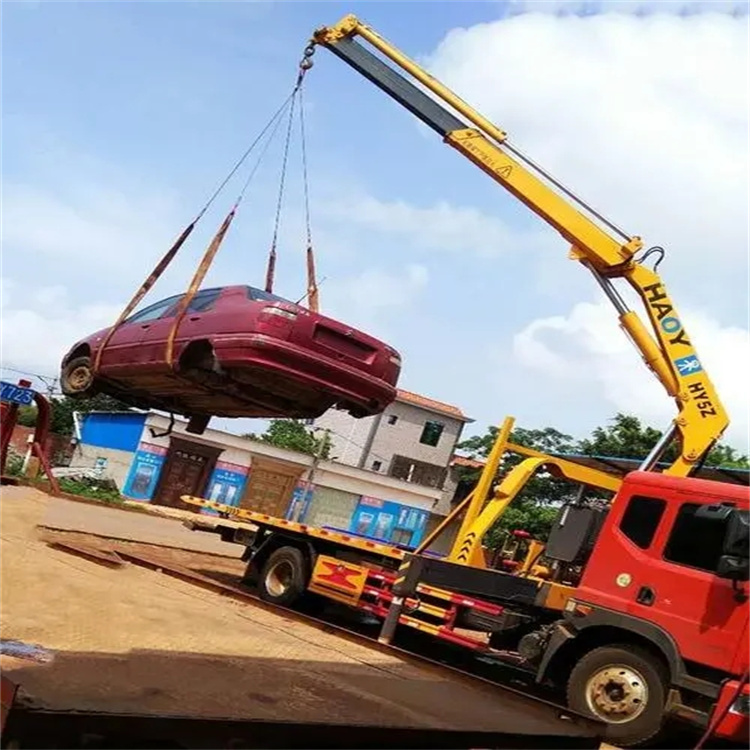 工业园区吊车吊汽车的正确方法